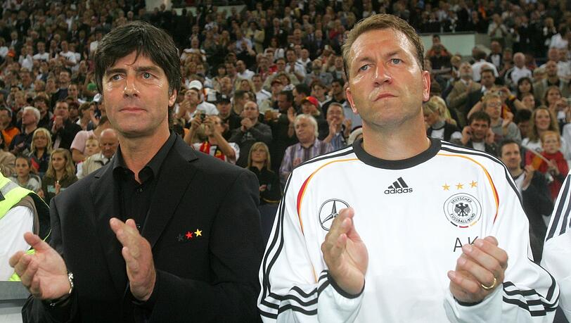 Applaus! Jogi Löw (l.) gewinnt sein Debüt mit 3:0 gegen Schweden. Applaus! Jogi Löw (l.) gewinnt sein Debüt mit 3:0 gegen Schweden.