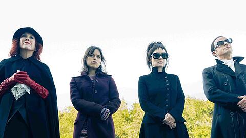 Catherine O´Hara, Jenna Ortega, Winona Ryder und Justin Theroux (v.l.n.r.) spielen in "Beetlejuice Beetlejuice" mit.
