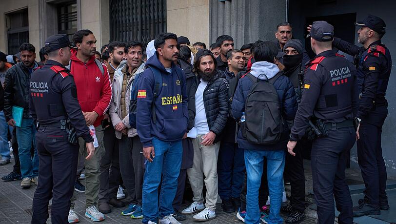 Vor den Konsulaten bilden sich lange Warteschlangen, weil irregul&auml;re Migranten Nachweise beschaffen m&uuml;ssen, um von dem Angebot der spanischen Regierung zu profitieren. (Archivbild)