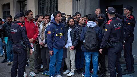 Vor den Konsulaten bilden sich lange Warteschlangen, weil irregul&auml;re Migranten Nachweise beschaffen m&uuml;ssen, um von dem Angebot der spanischen Regierung zu profitieren. (Archivbild)