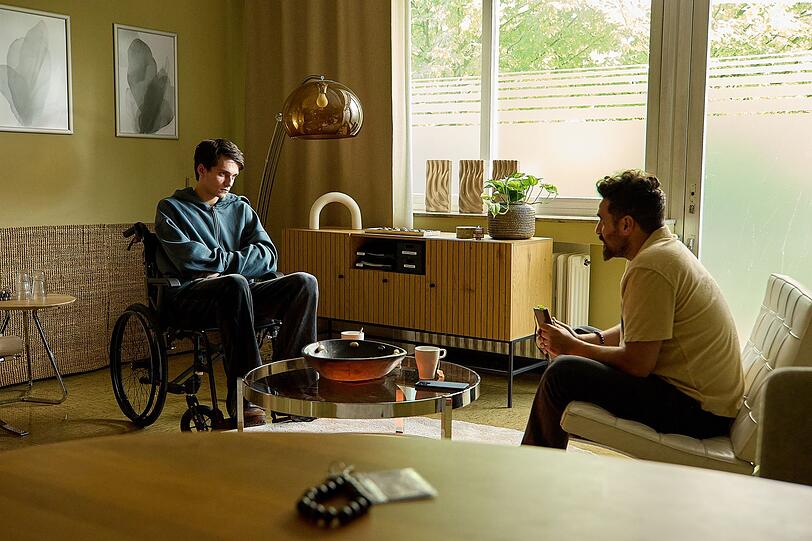 Elias (Voicu Dumitras, links) ist bei Henning (Ugur Kaya) in Therapie. Seit seiner Kindheit lebt er mit einer Niereninsuffizienz. Dialysen und Angst beherrschen sein Leben.