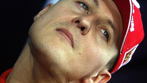 Der Nacken schmerzt, aber trotzdem überlegt Michael Schumacher, wieder Formel 1 zu fahren. Der Nacken schmerzt, aber trotzdem überlegt Michael Schumacher, wieder Formel 1 zu fahren.