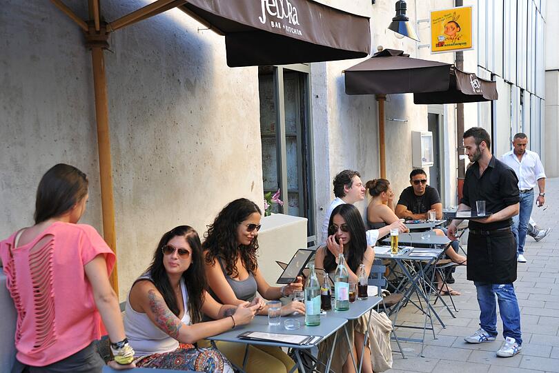 Auf der Terrasse vor dem zweitältesten Haus Münchens: Der Fedora-Sonnenfleck.