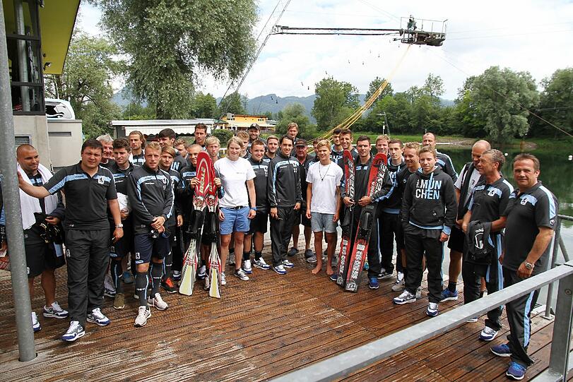 Löwen auf Wasserski: Die Spieler des TSV 1860 wechseln im Trainingslager in Bad Häring kurz einmal die Sportart.