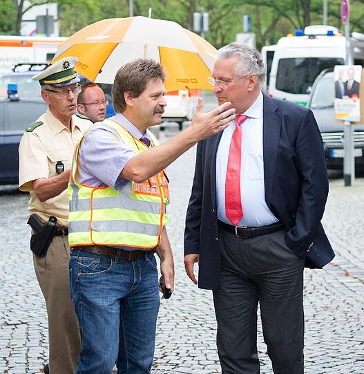 Polizeieinsatz in Ingolstadt: Ein Geiselnehmer hält mehrere Menschen im alten Rathaus gefangen.