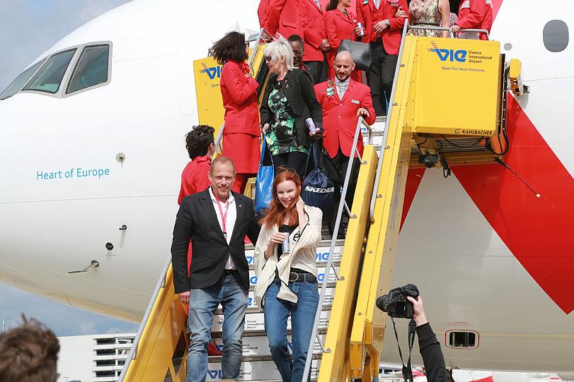 Ankunft der Life Ball Boing 777 aus New York in Wien