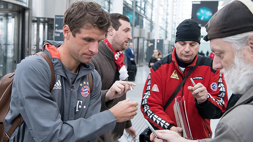 Erst Autogramme am Airport, dann ab in den Flieger: Thomas Müller, Bayerns aktueller Sorgen-Stürmer.