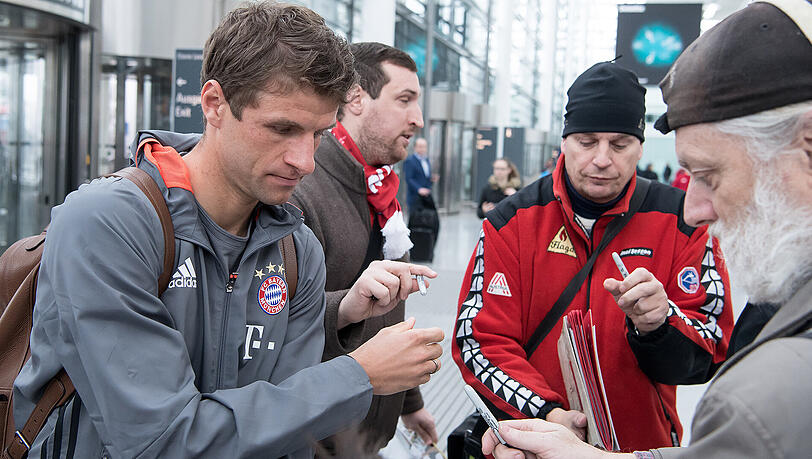 Erst Autogramme am Airport, dann ab in den Flieger: Thomas Müller, Bayerns aktueller Sorgen-Stürmer. Erst Autogramme am Airport, dann ab in den Flieger: Thomas Müller, Bayerns aktueller Sorgen-Stürmer.