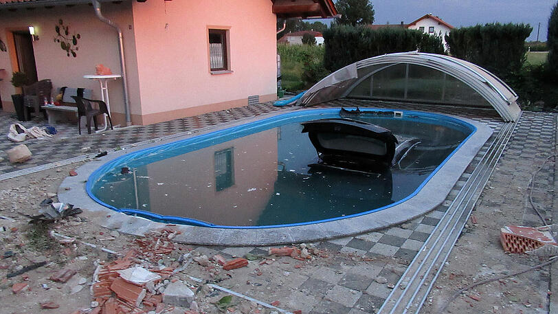 Die junge Frau landete mit ihrem Auto im Pool.