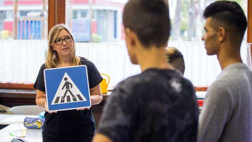 Andrea Maurer, Lehrerin der Übergangsklasse an der Mittelschule Zirndorf, unterrichtet Verkehrsregeln an Flüchtlingskinder.