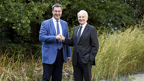 Hand in Hand im Grünen : Ministerpräsident Markus Söder (l.) und sein Vorvorgänger und Mentor Edmund Stoiber im Innenhof der AZ-Redaktion.