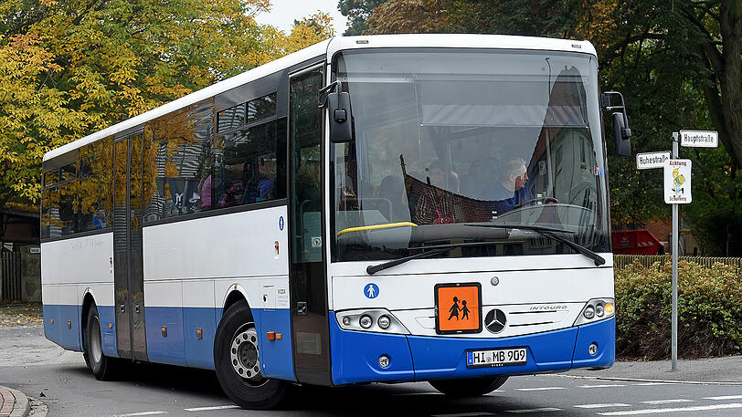 Bis zu zwei Stunden sind die Schüler mit Schulbussen und S-Bahn unterwegs. (Archivbild)
