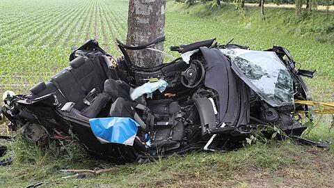 Schwerer Unfall nahe Altötting: Ein 25-Jähriger und ein 26-Jähriger sind mit einem BMW verunglückt.