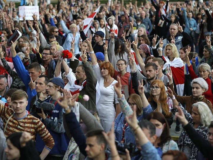 Die belarussische Polizei OMON ging in der Hauptstadt Minsk teils gewaltsam gegen friedliche Demonstranten vor.