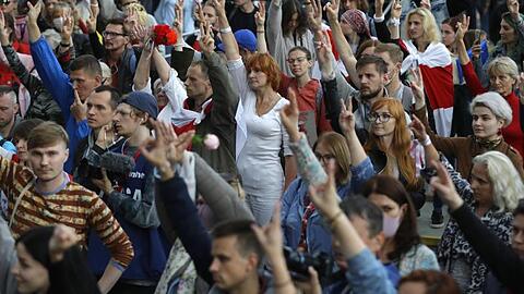 Die belarussische Polizei OMON ging in der Hauptstadt Minsk teils gewaltsam gegen friedliche Demonstranten vor.