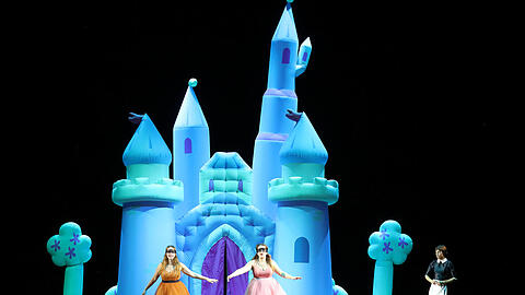 Die Verzauberung durch die Liebe streift den Kitsch: Avery Amereau (Dorabella), Louise Adler (Fiordiligi) und Sandrine Piau (Despina) im Nationaltheater.