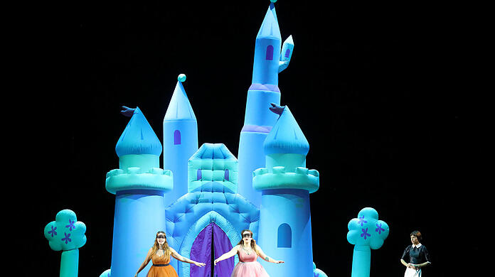 Die Verzauberung durch die Liebe streift den Kitsch: Avery Amereau (Dorabella), Louise Adler (Fiordiligi) und Sandrine Piau (Despina) im Nationaltheater.