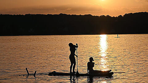 So gefällt der Sommer: Stand-Up-Paddlerin am Starnberger See.