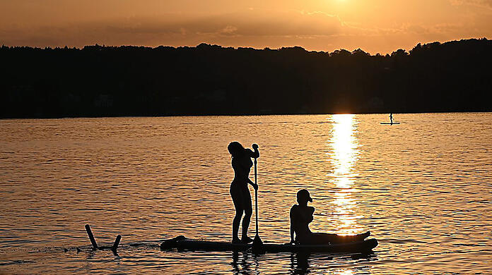 So gefällt der Sommer: Stand-Up-Paddlerin am Starnberger See.