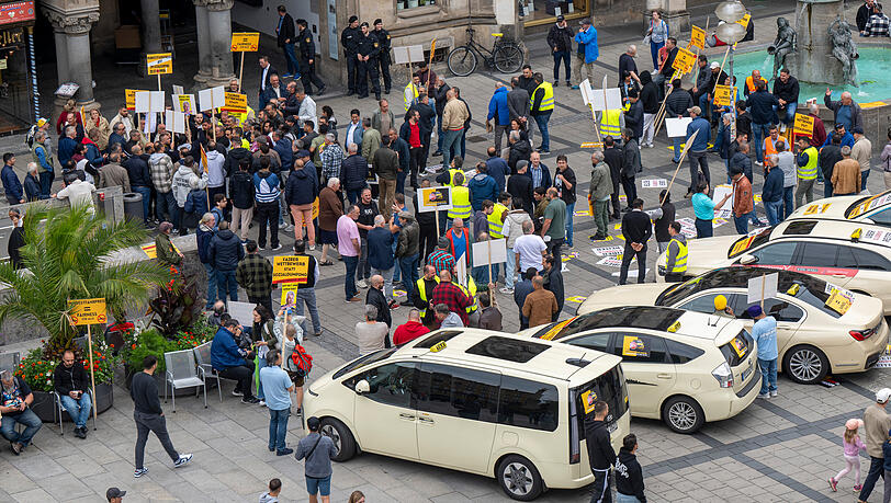Rund 150 Taxifahrer demonstrieren am Mittwoch auf dem Münchner Marienplatz. Nach Angaben der Polizei gibt es "keine besonderen Vorkommnisse".