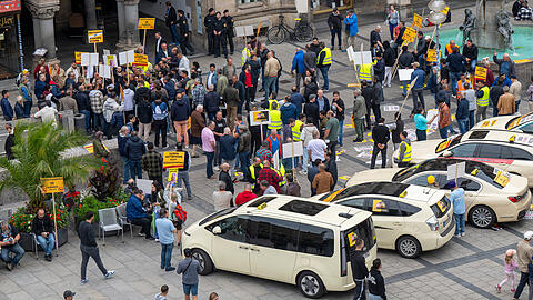 Rund 150 Taxifahrer demonstrieren am Mittwoch auf dem Münchner Marienplatz. Nach Angaben der Polizei gibt es "keine besonderen Vorkommnisse".