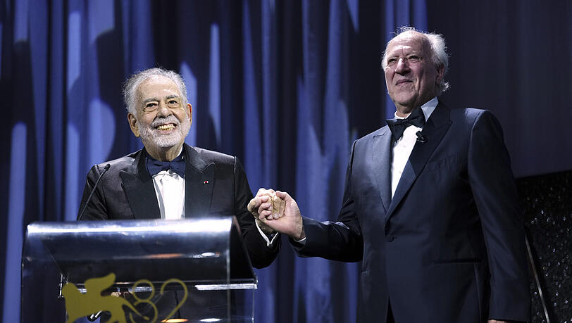Francis Ford Coppola (l.) überreicht den Goldenen Löwen für sein Lebenswerk an Werner Herzog. Francis Ford Coppola (l.) überreicht den Goldenen Löwen für sein Lebenswerk an Werner Herzog.