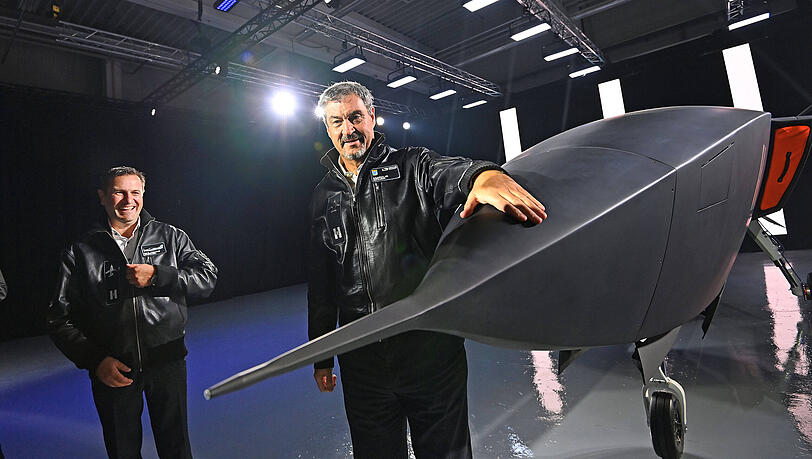 Regierungschef Markus S&ouml;der (rechts) neben dem Gesch&auml;ftsf&uuml;hrer Wolfgang Gammel bei einem Besuch in Tussenhausen bei Helsing.