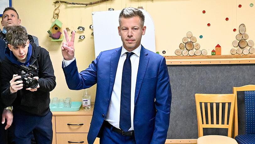 Peter Magyar macht nach seiner Stimmmabgabe in einem Budapester Wahllokal das Victory-Zeichen.