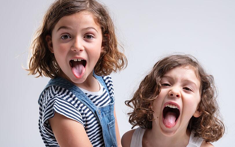 Kinder werden in der "Held"-Position zum Helden, das kann besonders bei sch&uuml;chternen Kindern das Selbstbewusstsein st&auml;rken. Sie d&uuml;rfen auch mal laut und w&uuml;tend sein, der L&ouml;we darf br&uuml;llen und die Zunge rausstrecken. Und nat&uuml;rlich d&uuml;rfen die Yoga-Posen auch umbenannt und durch eine Geschichte unterst&uuml;tzt werden. Aus den ineinander verwickelten Armen bei der "Adler"-Haltung wird so ein Elefantenr&uuml;ssel, der von einem anderen Tier verknotet wurde.