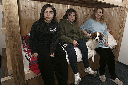 Max, Daniel und Sabine Haaß auf dem selbst gezimmerten Bett