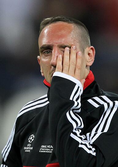 Franck Ribéry nach der Niederlage. Der Bayern-Star wischt sich Tränen der Enttäuschung aus dem Gesicht.