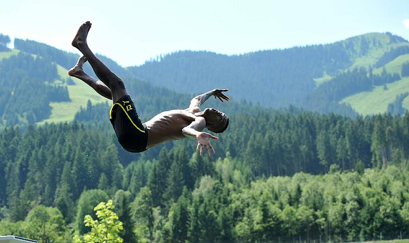 Akrobat: Felipe Santana beim Sprung in den Brixener Badesee.