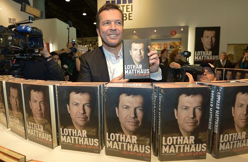 Rekordnationalspieler Lothar Matthäus hat am Donnerstag auf der Buchmesse seine Autobiografie &bdquo;Ganz oder gar nicht&ldquo; vorgestellt. Die Bilder aus Frankfurt.