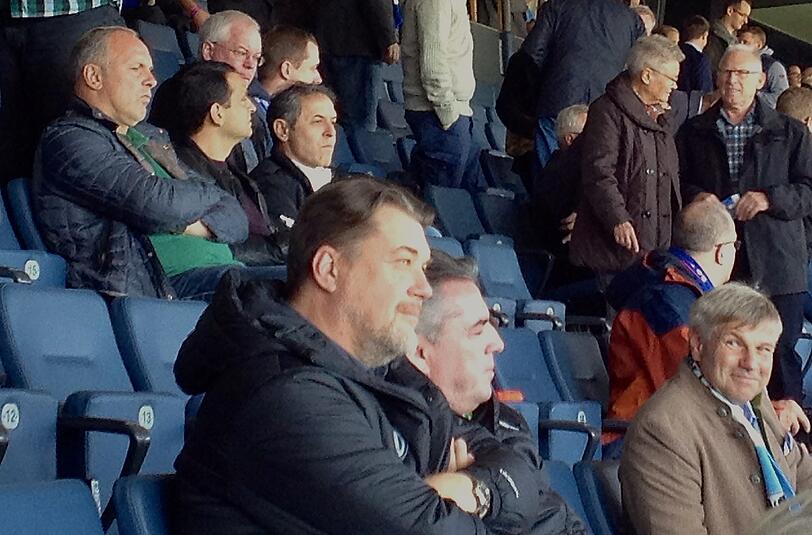 Die Tribüne des VfL Bochum: vorn Präsident Mayrhofer, links oben Oliver Reck.