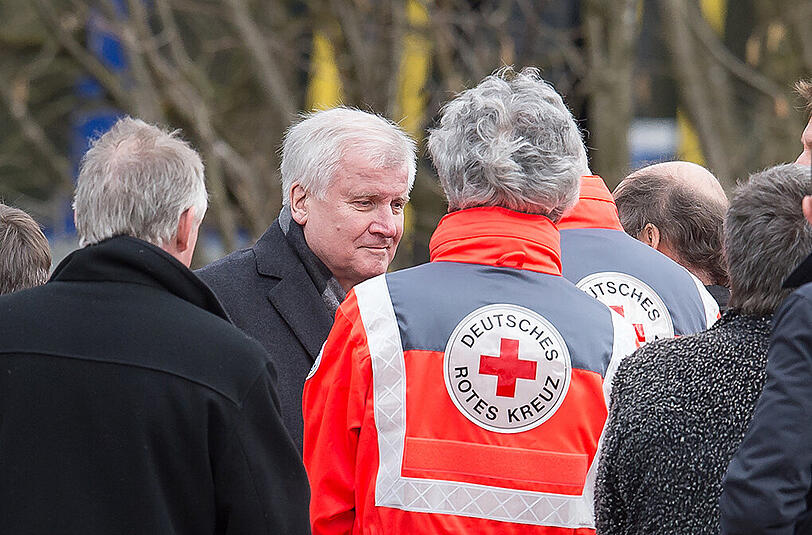 Ministerpräsident Seehofer machte sich vor Ort ein Bild von der Unglücksstelle.