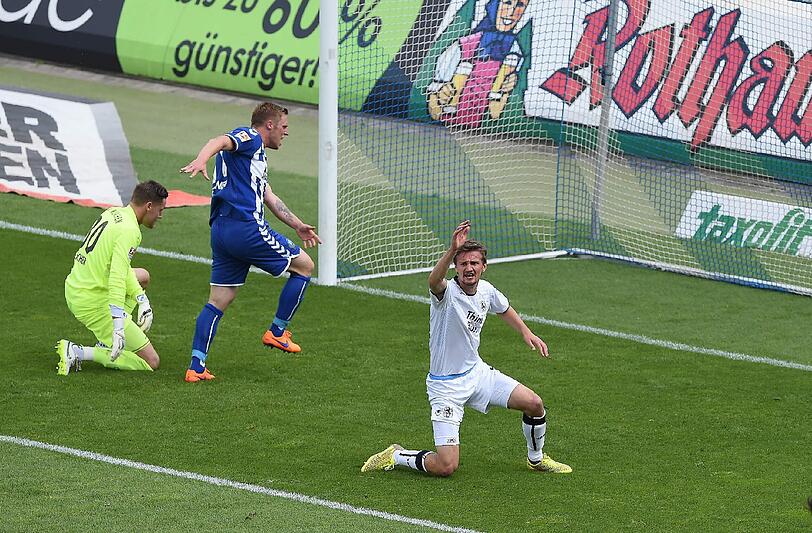 Pechvogel beim letzten Auftritt im Wildpark: 1860-Abwehrspieler Kai Bülow unterlief bei der 0:2-Niederlage am 34. Spieltag der vergangenen Saison in Karlsruhe ein Eigentor.