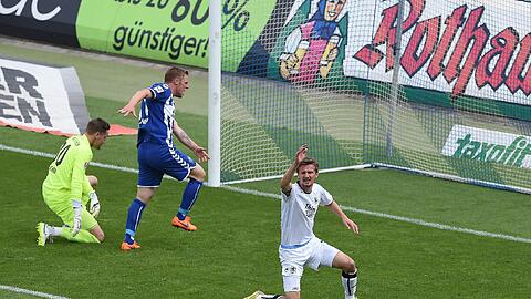 Pechvogel beim letzten Auftritt im Wildpark: 1860-Abwehrspieler Kai Bülow unterlief bei der 0:2-Niederlage am 34. Spieltag der vergangenen Saison in Karlsruhe ein Eigentor.