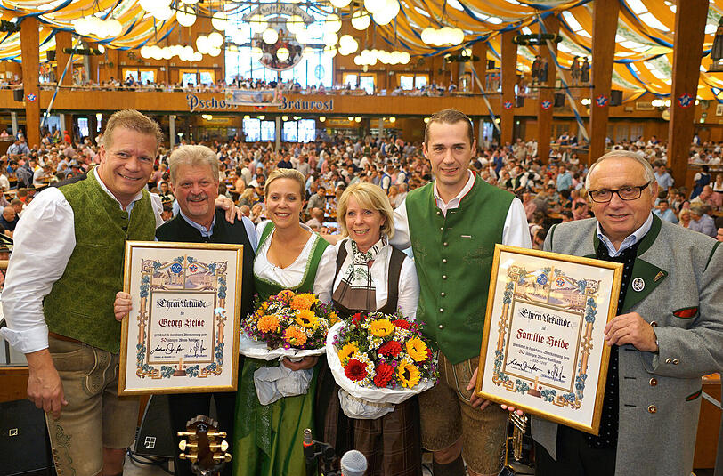 Von links: Andreas Steinfatt, Jubilar Georg Heide mit Tochter Daniela, Frau Renate und Schwiegersohn Pascal Heide-Nigg und Wirtesprecher Toni Roiderer