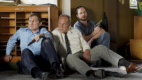 "Tatort: Angriff auf Wache 08": (v.l.) Schließer Jörg (Jörn Hentschel), Felix Murot (Ulrich Tukur) und Kermann (Thomas Schmauser)