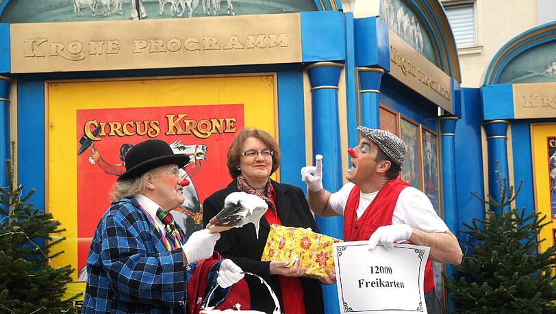 Weihnachtsgeschenk vom Circus Krone: Die Clowns Charlie (l.) und Mister Fips mit Bürgermeisterin Christine Strobl. Weihnachtsgeschenk vom Circus Krone: Die Clowns Charlie (l.) und Mister Fips mit Bürgermeisterin Christine Strobl.