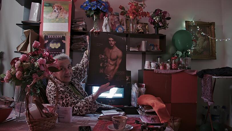 Die titelgebende Mutter "Dida", um die sich der Filmemacher Nikola Ilic zunehmend kümmert und daher zwischen der Schweiz und Belgrad pendelt. Daraus ist ein liebe- und humorvolles Familientagebuch entstanden. (Do, 5.5., HFF sowie 11. und 14.5.) Die titelgebende Mutter "Dida", um die sich der Filmemacher Nikola Ilic zunehmend kümmert und daher zwischen der Schweiz und Belgrad pendelt. Daraus ist ein liebe- und humorvolles Familientagebuch entstanden. (Do, 5.5., HFF sowie 11. und 14.5.)