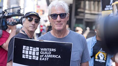 Richard Gere demonstriert.