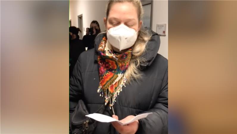 Eine Aktivistin von "AKM M&uuml;nchen" verliest die Forderungen der Gruppe in der SPD M&uuml;nchen Zentrale am Oberanger