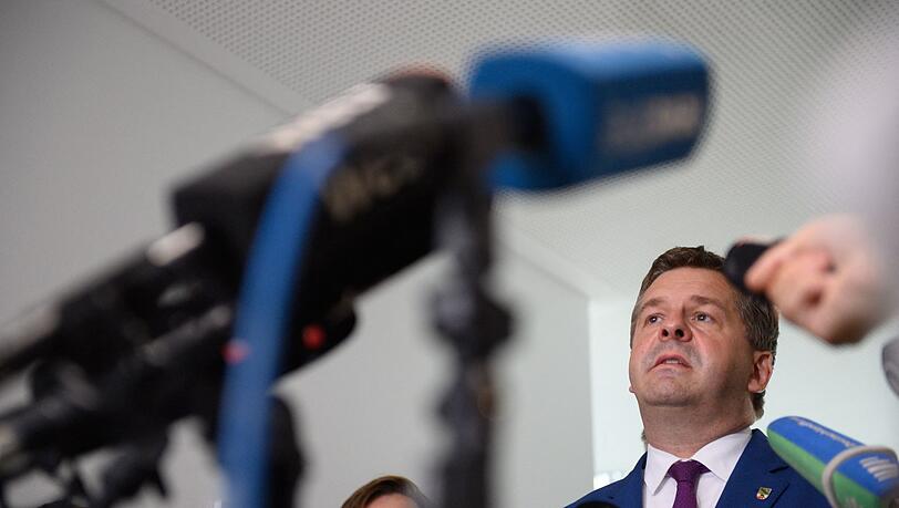 Noch-Ministerpräsident Sven Schulze (CDU) steht im Fokus der Medien - und auch seiner Partei. Noch-Ministerpräsident Sven Schulze (CDU) steht im Fokus der Medien - und auch seiner Partei.