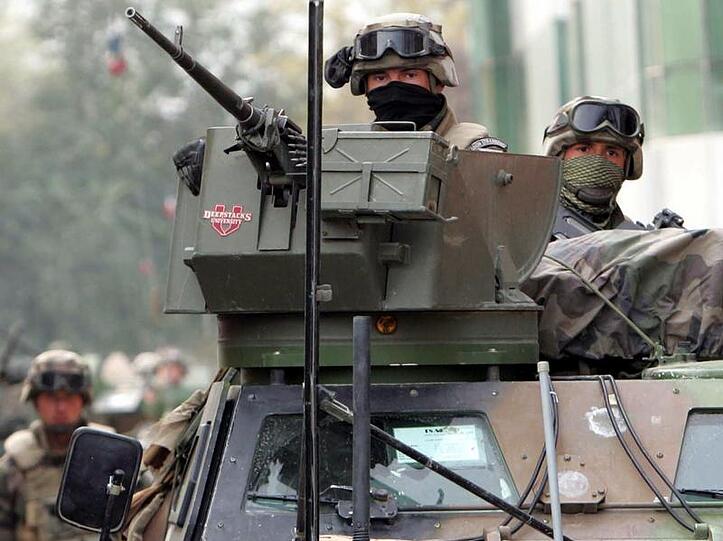 Französische ISAF-Soldaten schieben vor dem Serena-Hotel in Kabul Wache (Archivbild).