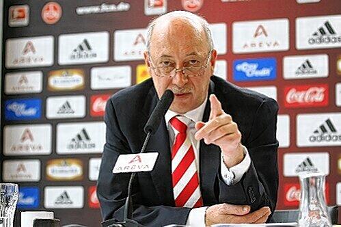 Warnender Zeigefinger: FCN-Finanzchef Ralf Woy will künftig kräftig sparen.