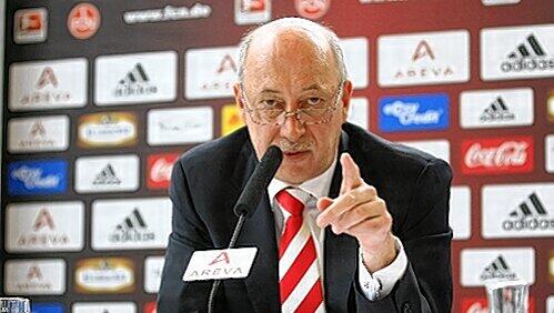 Warnender Zeigefinger: FCN-Finanzchef Ralf Woy will künftig kräftig sparen. Warnender Zeigefinger: FCN-Finanzchef Ralf Woy will künftig kräftig sparen.