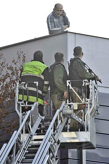 Spektakulärer Polizei-Einsatz in Neuperlach: Ein bewaffneter Mann hatte in einer Praxis Patienten und Arzthelferinnen bedroht und konnte im Laufe des Nachmittags vom SEK überwältigt werden. Das Motiv des 51-Jährigen ist noch unklar - die Bilder.