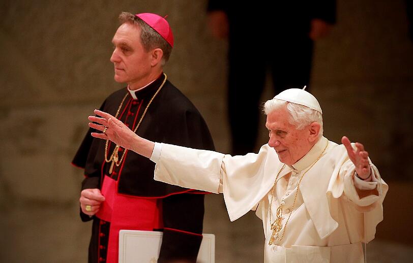 Papst Benedikt XVI. segnet in der Audienzhalle Paolo VI im Vatikan bei seiner voraussichtlich letzten Generalaudienz die Gläubigen. Es ist das erste Mal, dass sich der Pontifex nach seiner historischen Rücktrittankündigung vom Montag den Gläubigen zeigt. Die Bilder.