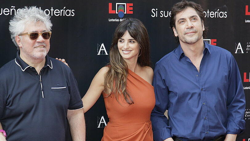 Schauspielerin Penélope Cruz posiert mit Ehemann Schauspieler Javier Bardem (re.) und Regisseur Pedro Almodovar bei der Eröffnung der "Street of Stars" in Madrid Schauspielerin Penélope Cruz posiert mit Ehemann Schauspieler Javier Bardem (re.) und Regisseur Pedro Almodovar bei der Eröffnung der "Street of Stars" in Madrid